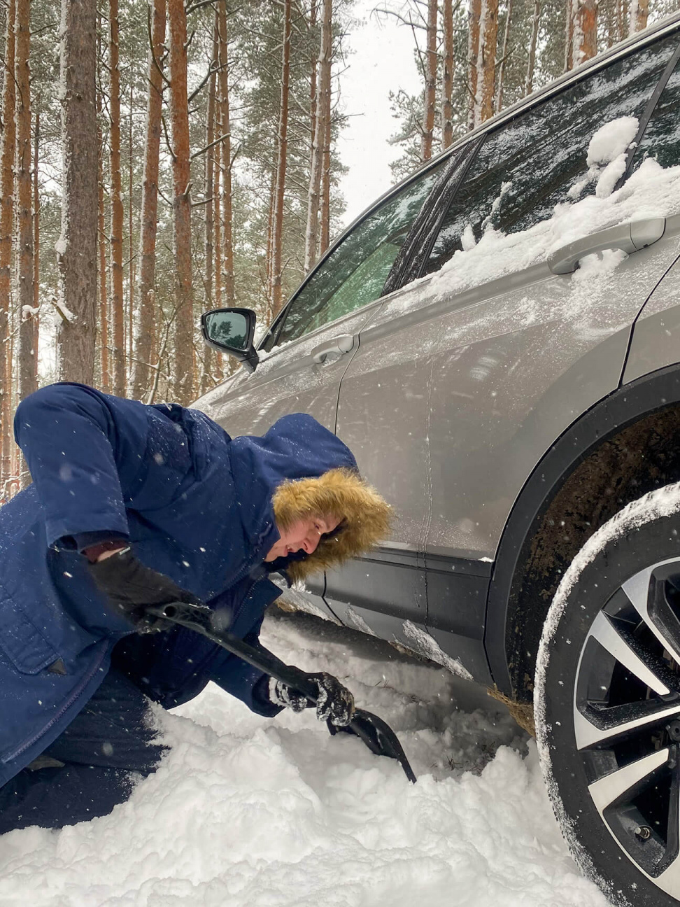 Лопата автомобильная для снега со скребком FACHMANN